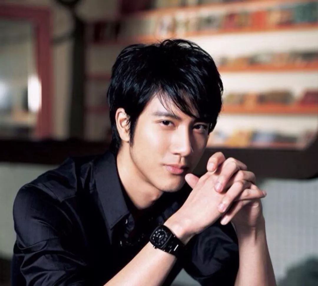 嫂子是布朗大学的学士,芝加哥大学的硕士;弟弟王力凯毕业于麻省理