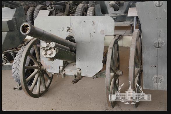 九四式山炮虽然用的炮弹还是75毫米口径,但是炮管明显不一样,九四式的