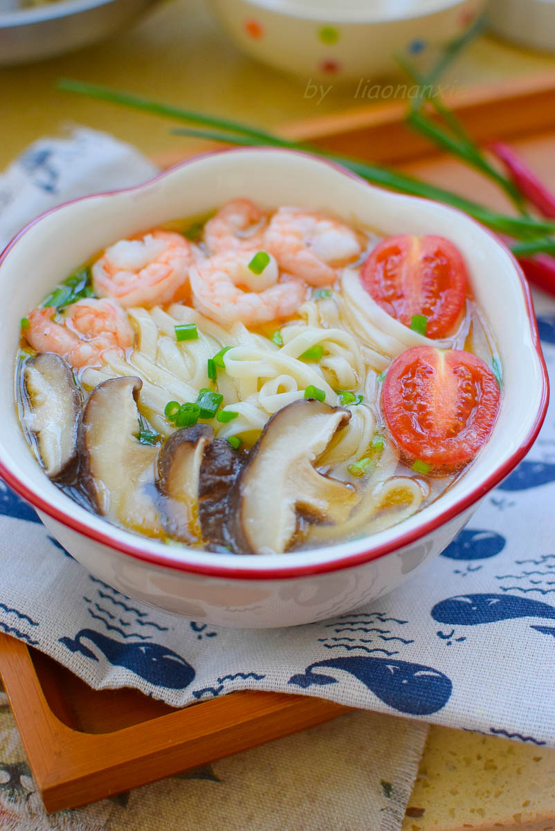 一个人吃饭也不凑合,用这六种材料做面条,营养全味道鲜,特好吃_虾仁