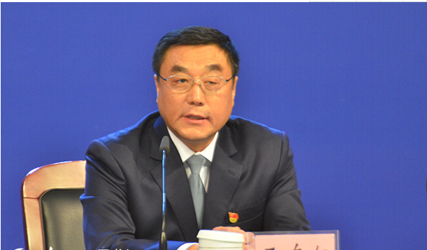 黑龙江省林业和草原局局长王东旭介绍植树造林情况.