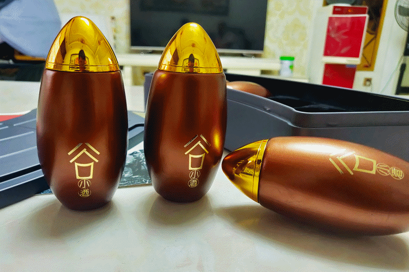 握着一颗子弹,按下机关,拧开子弹头就可以开喝.