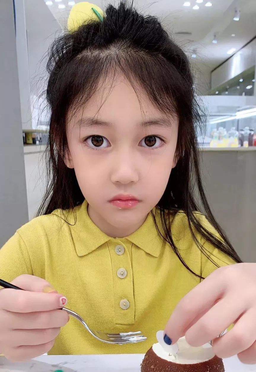 1maki从一个腼腆内向,害羞胆怯的小女孩慢慢变成了一个落落大方,言行