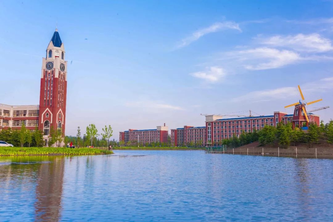 新乡医学院三全学院平原校区琴湖三全与水湖齐映,秋水共长天一色.