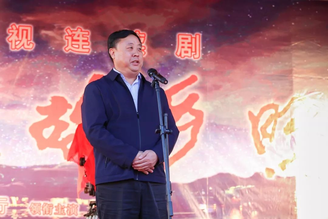 常委,宣传部部长王冰主持,中共资中县委书记曾廷富出席开机仪式并致辞