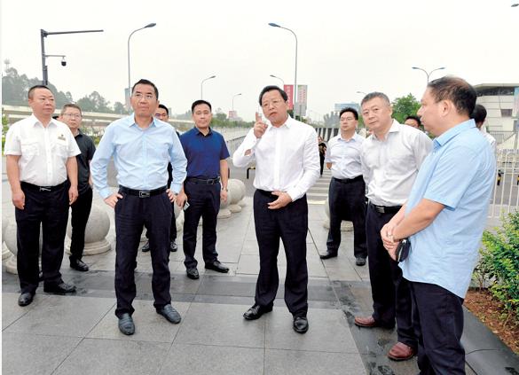 荣昌区书记区长走车站坐公交开展马路办公