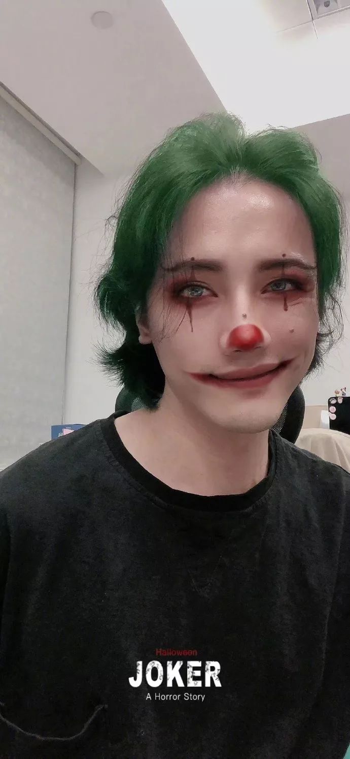 搭配墨绿发色,暗黑又不失高级感.这个万圣节如果你变成小丑?