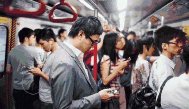 各种坐姿不对;下班坐地铁,公交低着头玩手机,回到家还葛优瘫