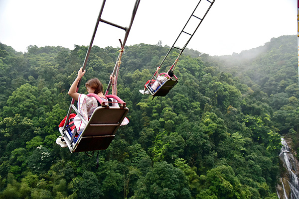 2019年8月18日,在重庆的该景区,游客在体验18米高空秋千时,秋千原本