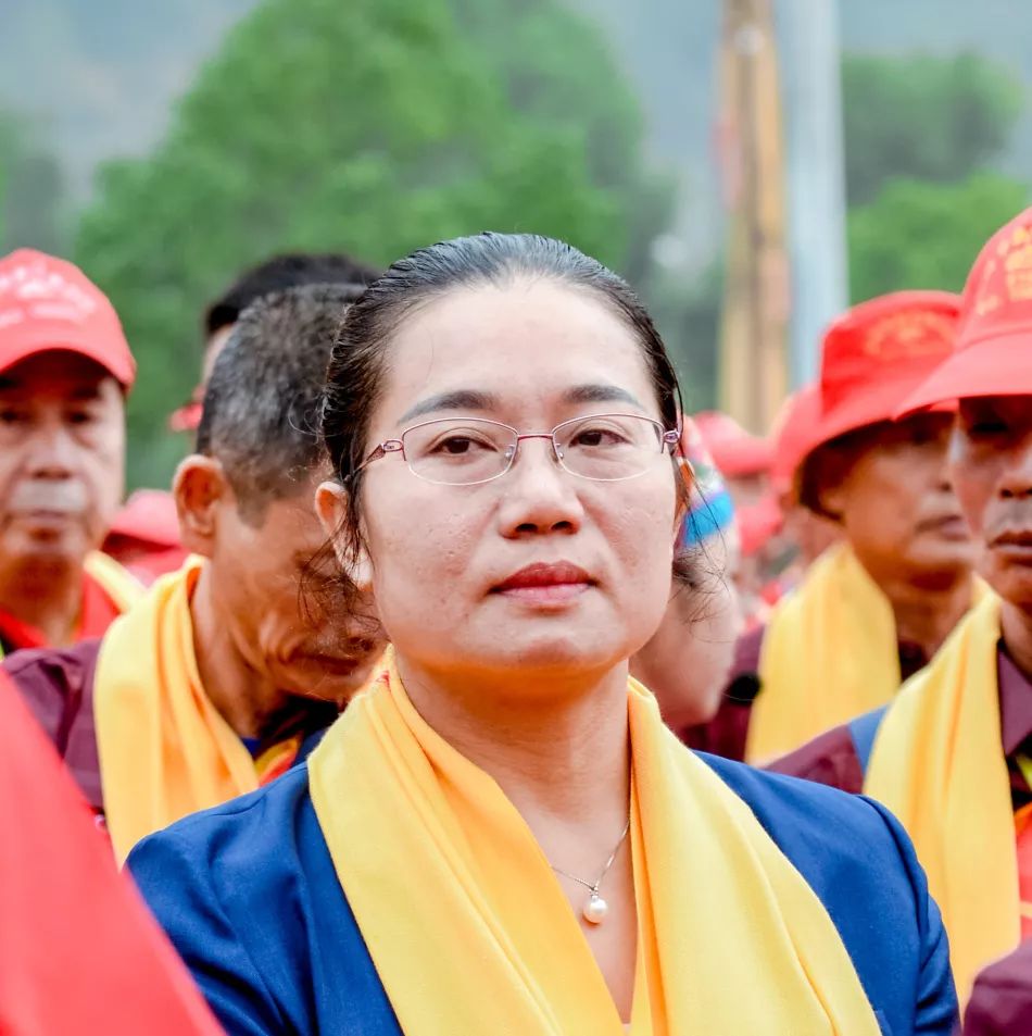 先生,县人大常委会副主任胡昕若先生,县人民政府副县长邓小英女士,舜