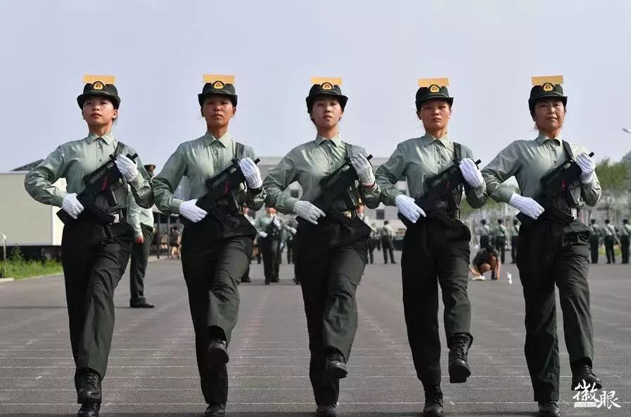 脱下军装的受阅女兵竟然是这样