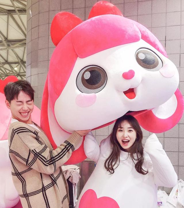 现场报道伶可家族在做什么