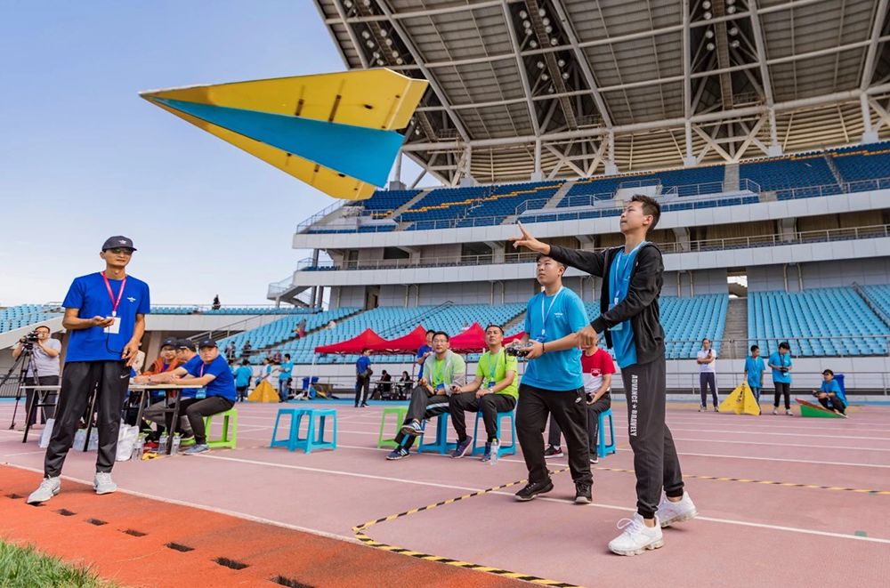 荣成越来越注重开发青少年的飞行天赋,他告诉记者,引起了刘文章的关注