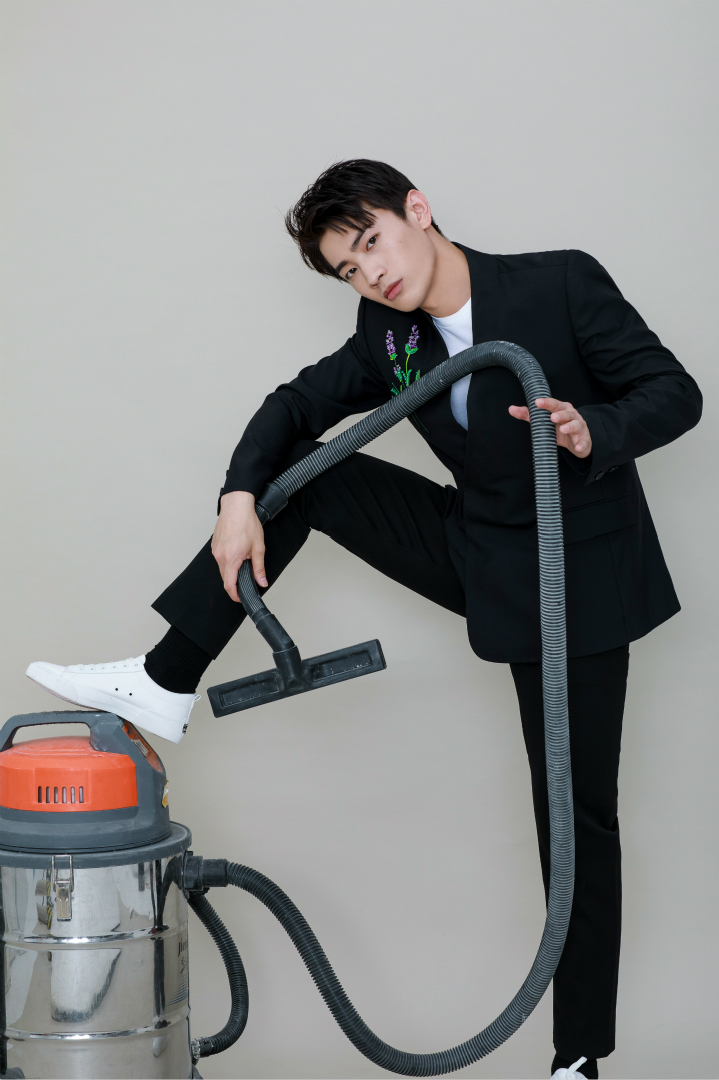 演员胡宝森生日西装写真 意气少年正青春