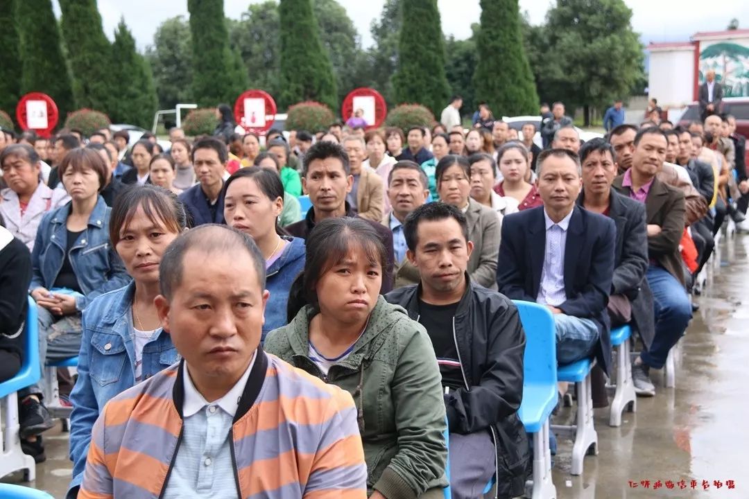 仁怀这位校长要出名在家长会上公开呼吁少打麻将多陪伴孩子简直太接地