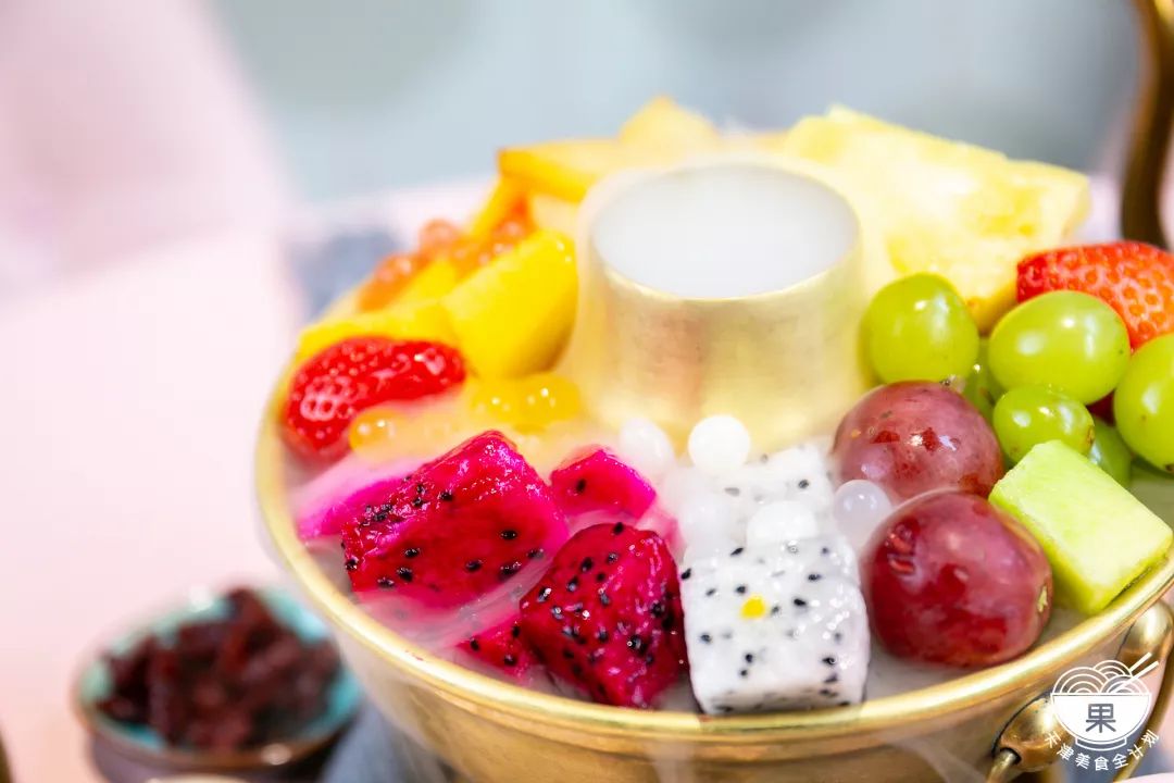超『美』的神仙小火锅水果摇身一变,被切成了大小适口的方砖,一口一个