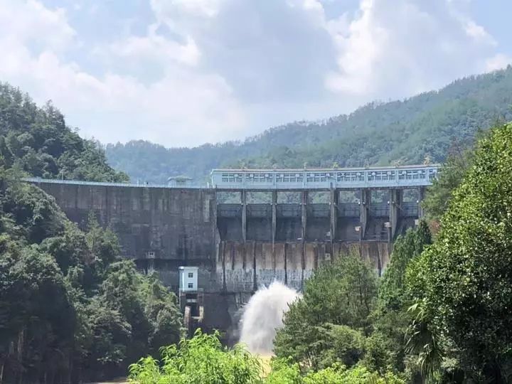 里石门水库图片