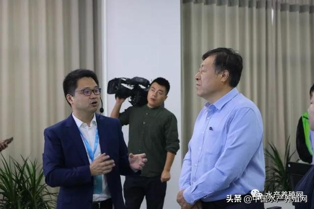 浙江庆渔堂农业科技有限公司董事长沈杰向农业农村部于康震副部长等