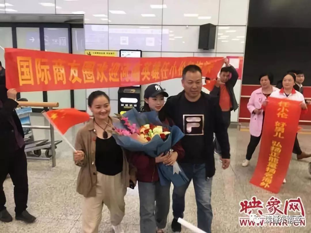 在越南飞踹抢匪的河南拖鞋哥回国网友机场迎接