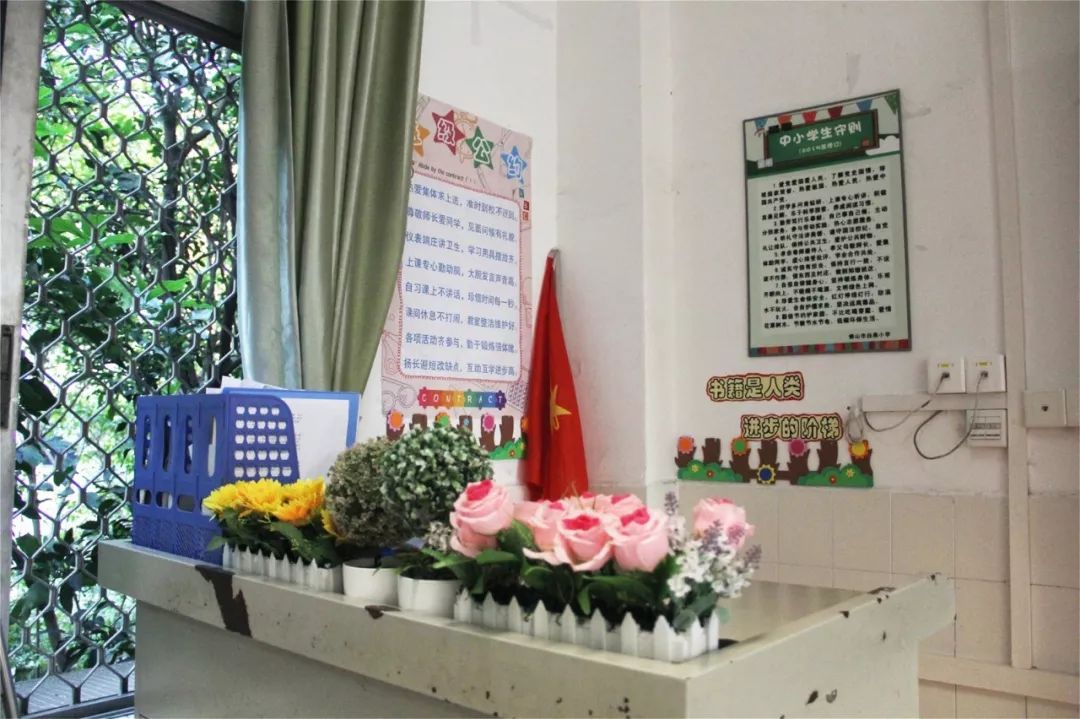 温馨雅致的讲台干净美观的卫生角简洁大方的班务栏清新可爱的装饰布置