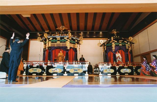 原创29年前日本天皇登基大典明仁穿黄袍宣读圣旨首相大臣三呼万岁