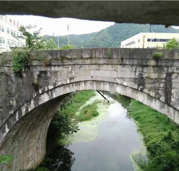 贵州遵义有座古桥桥上悬一宝剑百年不腐无人敢动可谓神奇