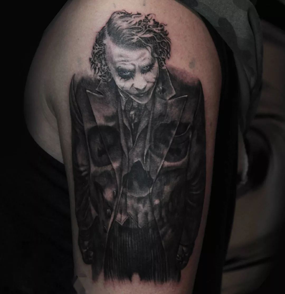 所以这一版本的小丑纹身也是最受欢迎的给众多影迷留下了不可磨灭的