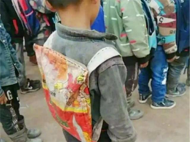 原创孩子背着麻袋上学贫穷不是错但别让孩子穷到骨子里