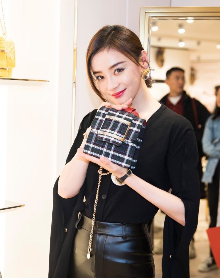 原创今年秋冬流行穿皮的袁姗姗用针织衫配皮裙美得优雅又高级