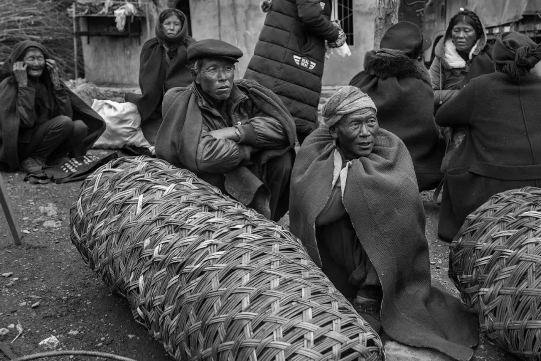 人文纪实郭锋的黑白摄影作品凉山印象之查尔瓦供大家欣赏分析