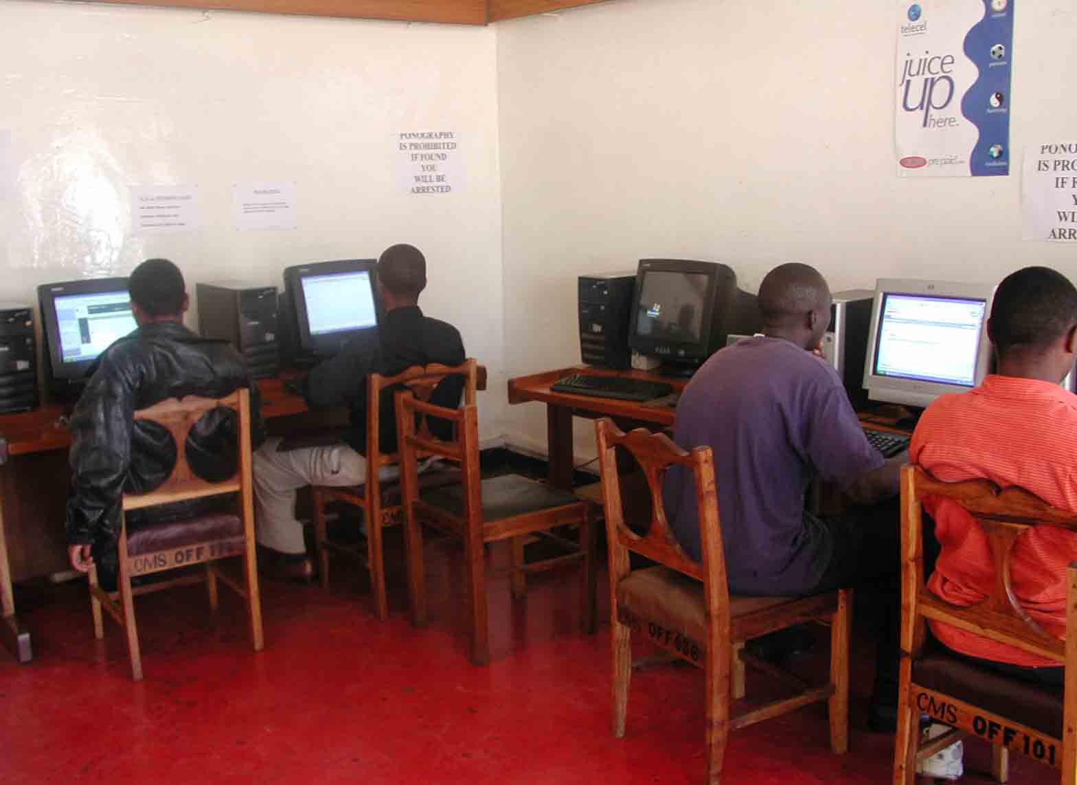 直击非洲网吧,每小时两美元,开机需四分钟,网管只会喊"重启"