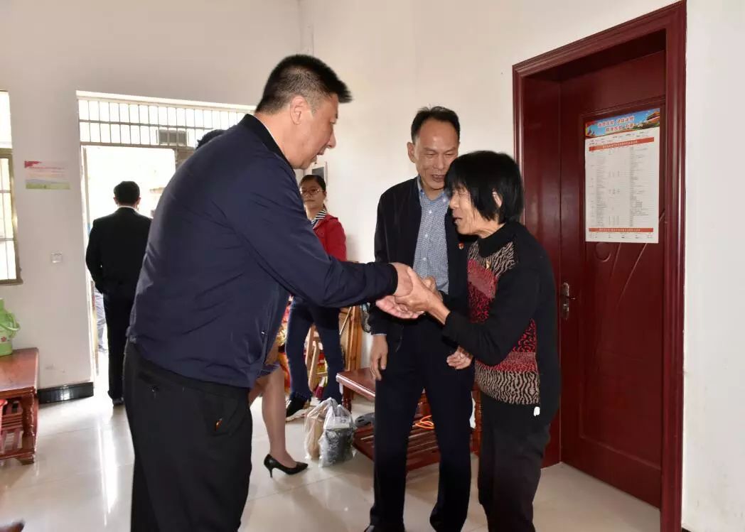 最后,分公司一行来到横车镇中心小学,与校领导一同在去年捐建的"阳光