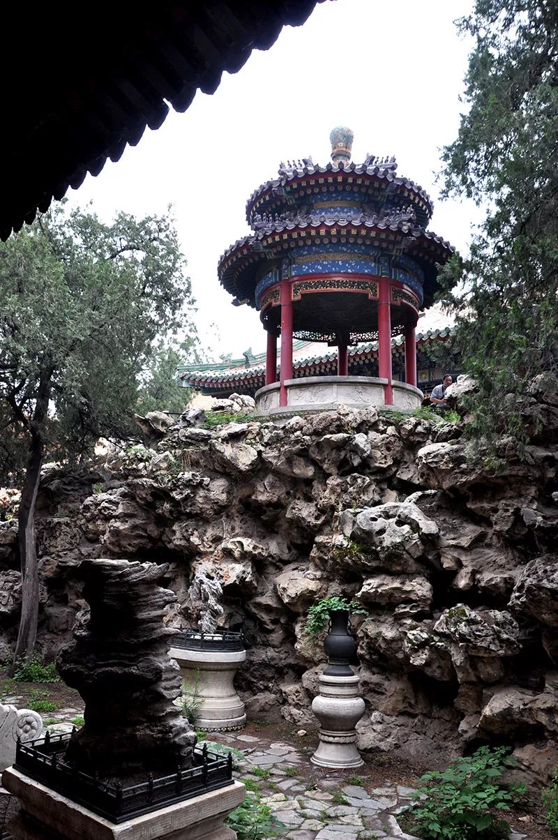 采用五瓣梅花形的平面,与建福宫对应位置上的积翠亭所用的方亭造型