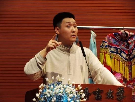 "左手拉住了李左车,右手再把栾布拉."本周六