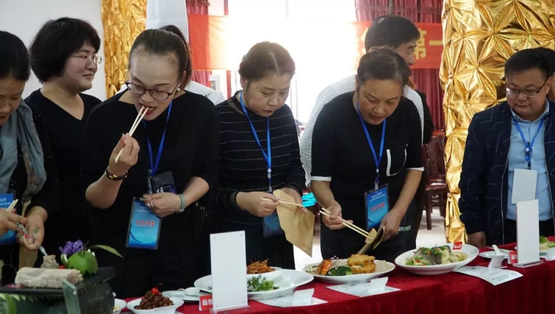 以中國烹飪大師,國家級評委,高級技師,錦繡賓館餐飲部副經理陳斌,上海