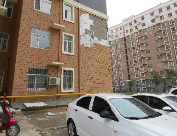 运城王先生向本栏目反映 圣惠嘉园小区外墙脱落提醒行人注意安全