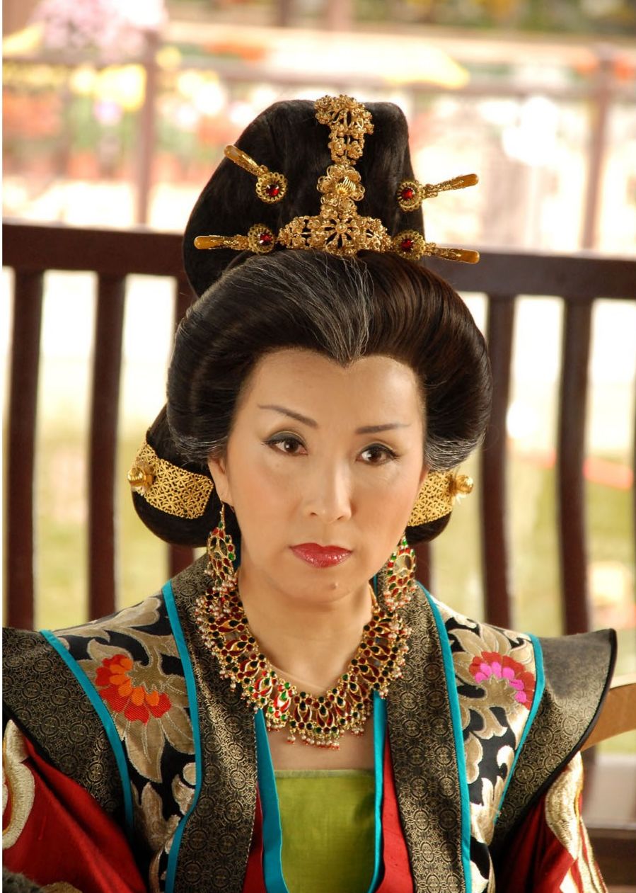 《珠光宝气》里饰演香港女首富虞苇庭《囧探查过界》里饰演纪可人《万