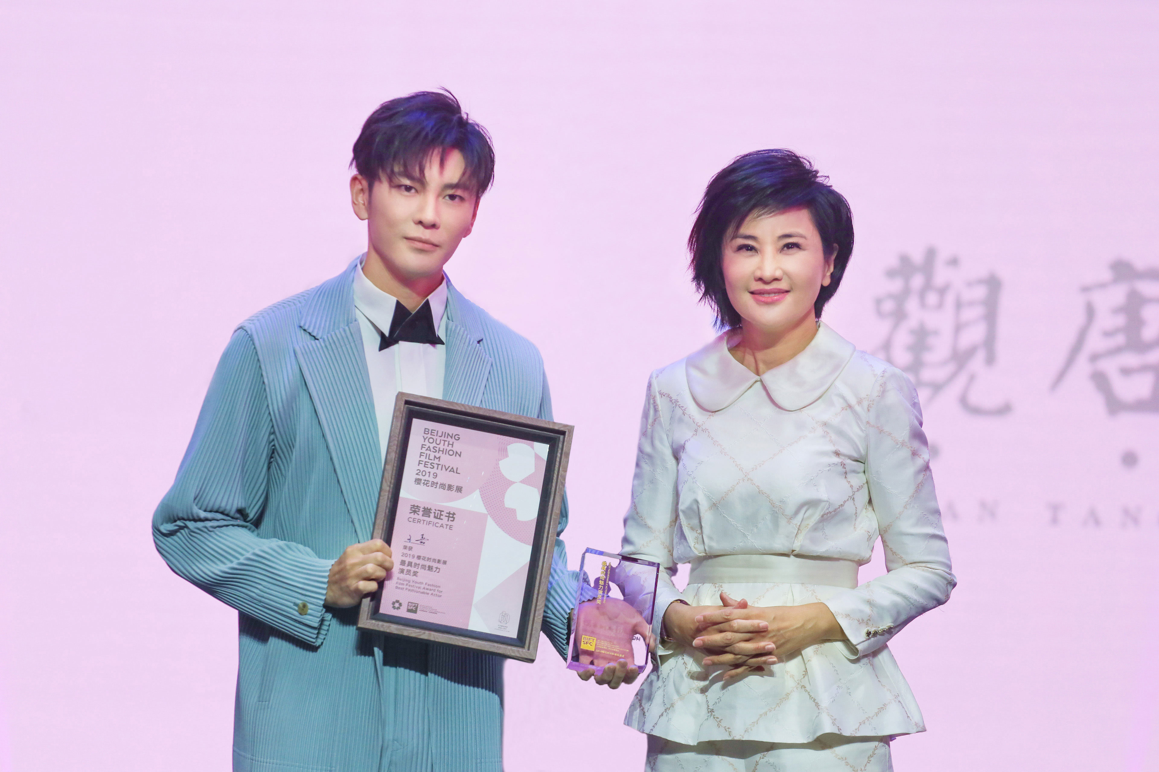 王嘉获"最具时尚魅力演员奖" 演技好口碑再获肯定