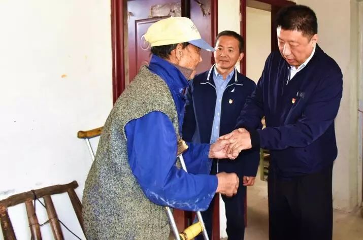 最后,分公司一行来到横车镇中心小学,与校领导一同在去年捐建的"阳光