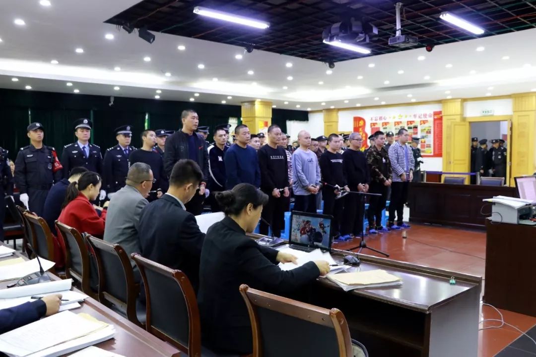 颍上法院公开审理李四纯等十七名被告人犯非法采矿妨害公务强迫交易