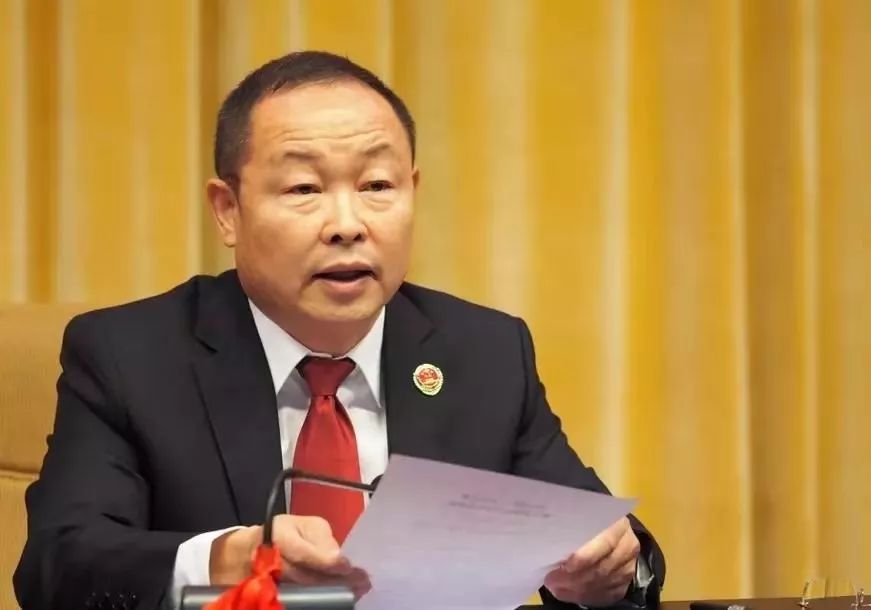 活动由市检察院检察长孙建民,团市委书记郝云涛为包钢一中学生赠书拉