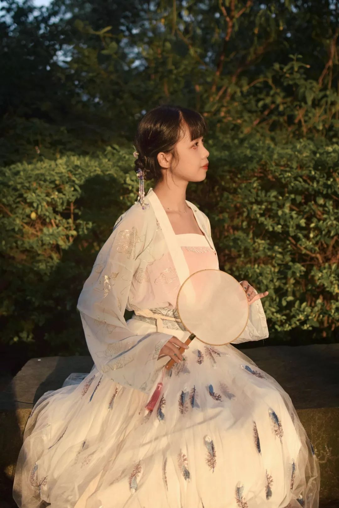 对襟襦裙古代女子的衫裙装扮的裙腰束得并不是很高, 而隋唐五代时期