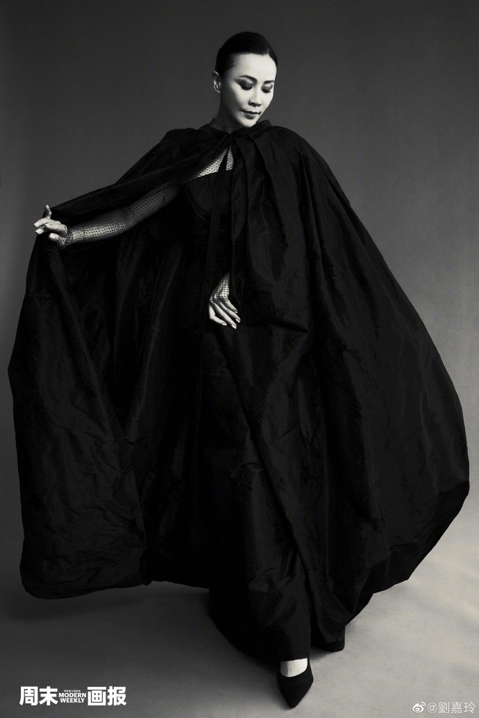 有故事的写真!53岁刘嘉玲黑白大片,渔网装黑披风演绎不老传奇