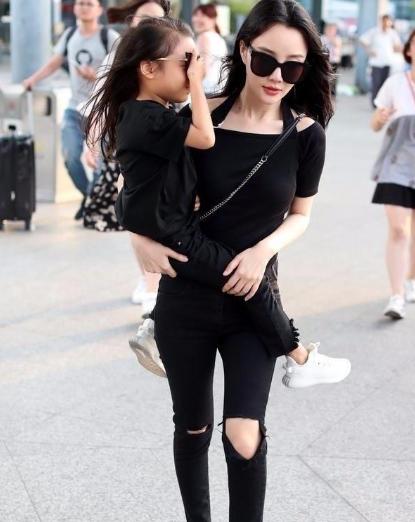 李小璐才是真正的富养女儿甜馨逛街遇到乞丐一个举动暴露有钱人的家教