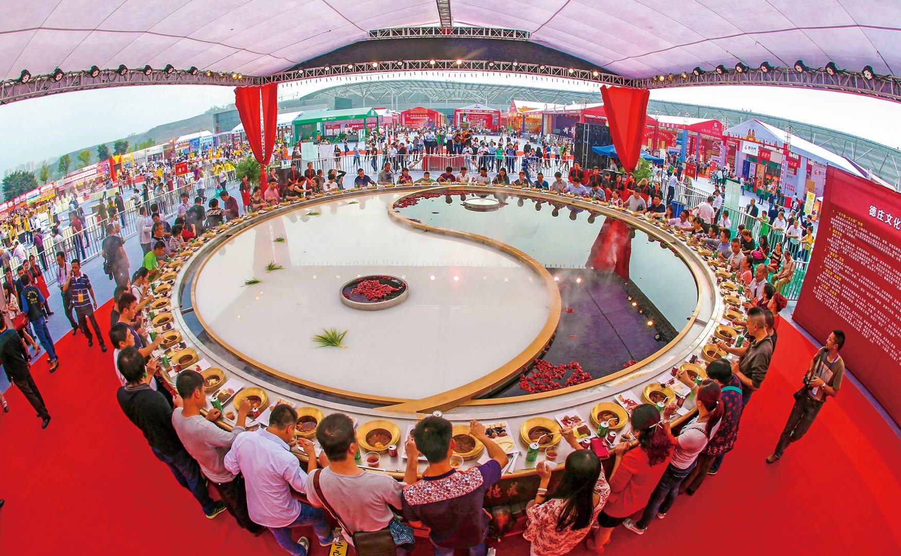 重庆德庄天下第一大火锅出征进博会,给世界一场麻辣盛宴