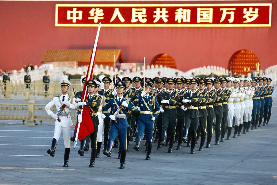 70周年阅兵大典国旗护卫队战士亲临苏州三中讲述阅兵背后的故事