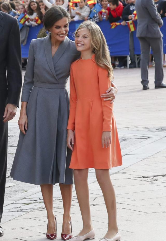 西班牙小公主初显"女王气质",造型超大气,妹妹大长腿也不输阵_索菲亚