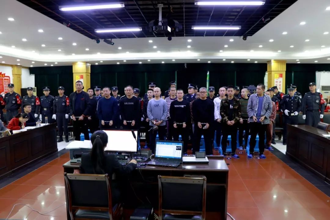 颍上法院公开审理李四纯等十七名被告人犯非法采矿妨害公务强迫交易