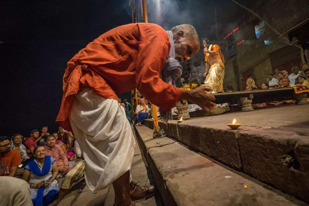 瓦拉纳西恒河边日出夜祭祀焚尸沐浴一起印度教的圣地还是脏乱差古城