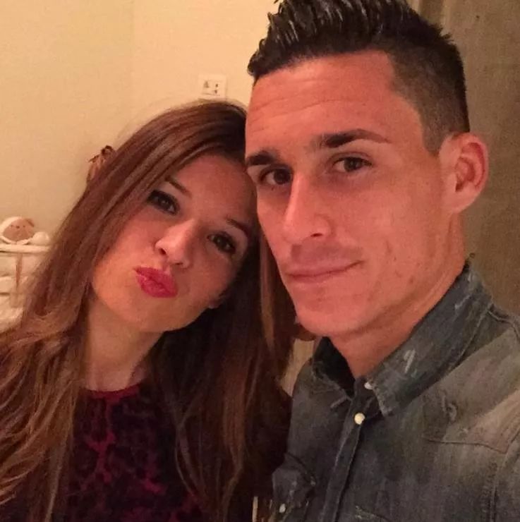 原因是妻子不喜欢在中国生活他的队友默滕斯曾拒绝过中超外界关于