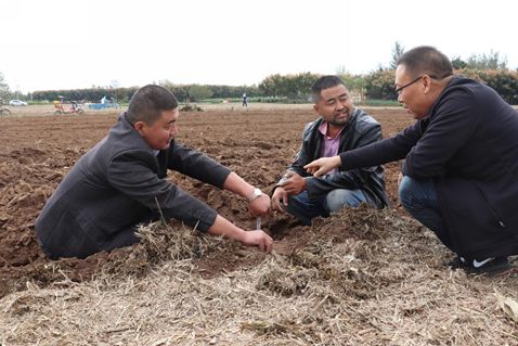 莱河镇许河村村民徐守启高兴的说"以前我们种地就是自己找个小车打